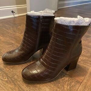 SO Rayven Stretch Brown Croc Ankle Boot Size 9.5 NIB New